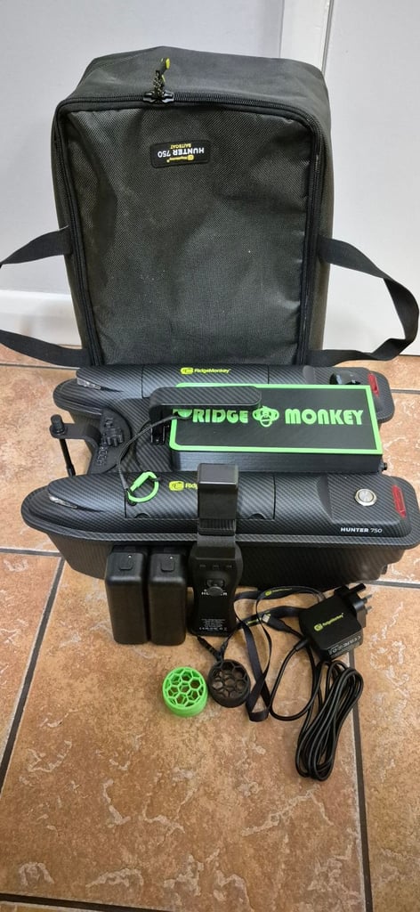 Ridgemonkey Hunter 750 bait boat with extras