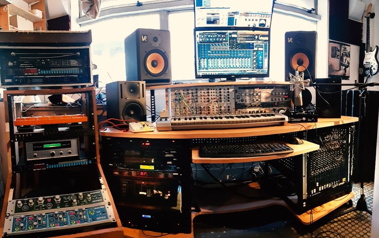 Cozy room w Double Bed  and Private Music Production Studio  in Stoke Newington N16