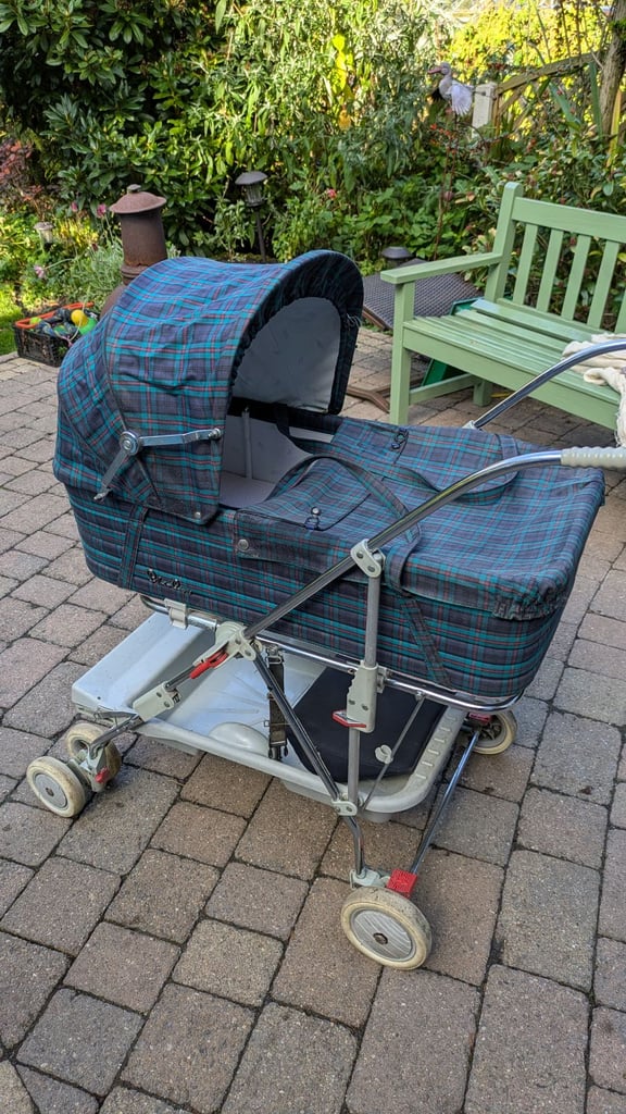 image for Silver cross vintage wayfarer pram / carrycot 