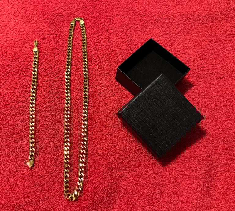 image for Beautiful necklace and bracelet set (new)