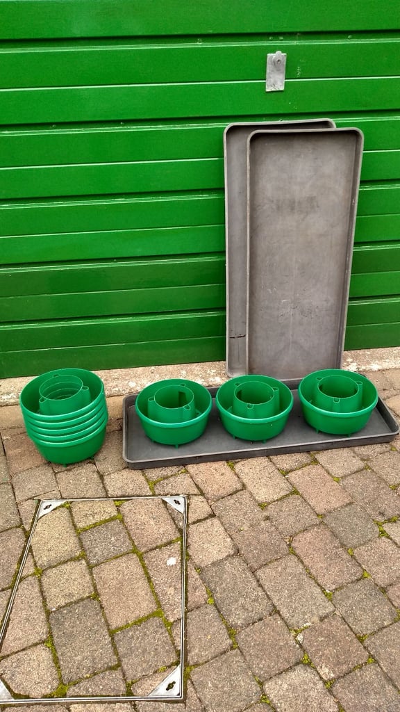 image for 3 Large growbag trays and 8 halo pots for growing tomatoes / peppers / aubergines.
