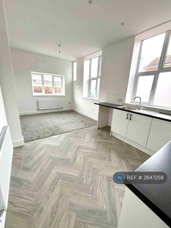 2 bedroom flat in Coates Road, Gosport, PO12 (2 bed) (#2647258)
