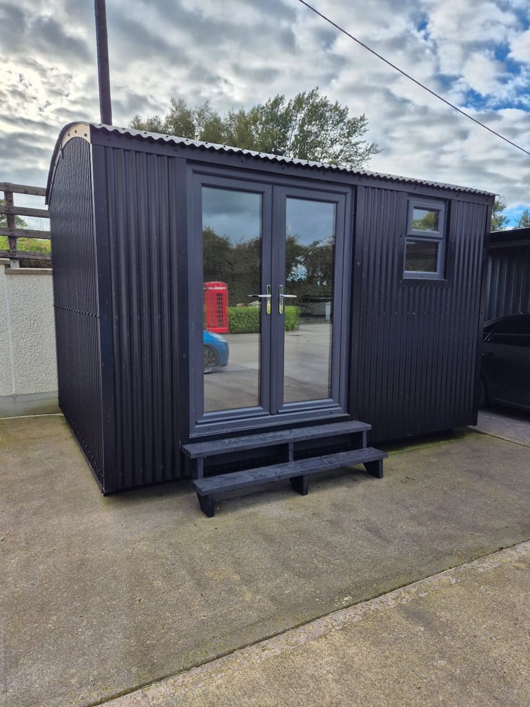Shepherds hut, home office, log cabin