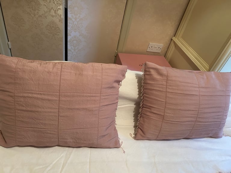 Laura Ashley Throw & 2 Cushions Set