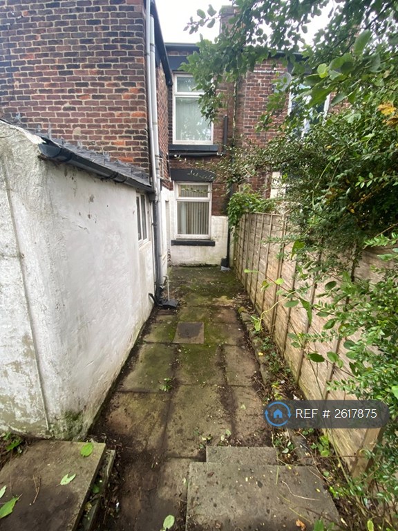 3 bedroom house in Oldham Road, Royton, Oldham, OL2 (3 bed) (#2617875)