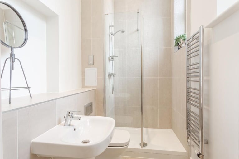 🏡 Modern Double Room – Poplar 🏡🗝
