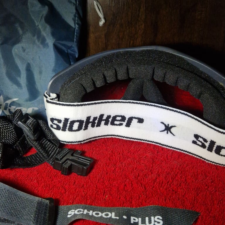 Slokker School Plus Ski Snowboard Goggles – Red Lens – With Bag & Strap