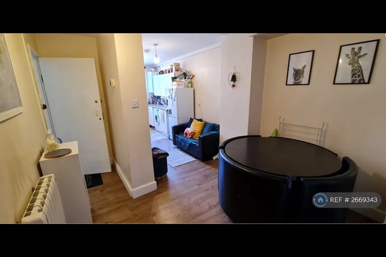 3 bedroom flat in St. Mary Road, London, E17 (3 bed) (#2669343)