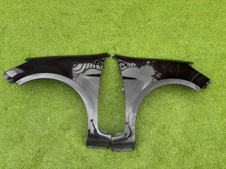 image for Pair of Front Wings for Renault Clio Mk3 (2009 1.2)