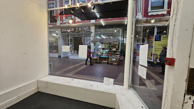 700 Sq foor shop to let in the beautiful Victoria Aracade in Walsall Town Centre
