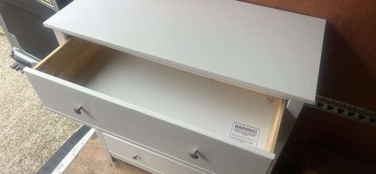 White chest of drawers.  Can deliver.  86x40x92H