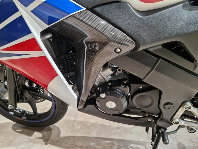 HONDA CBR 125 IN WHITE AND RED