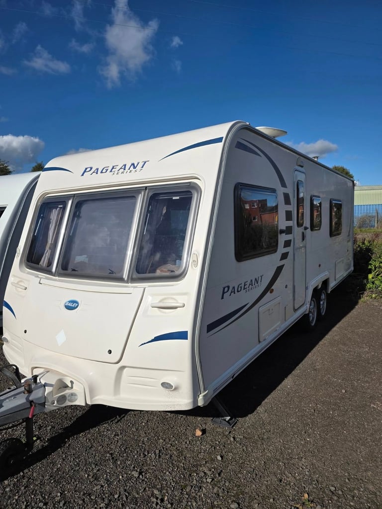 BAILEY PAGEANT LIMOUSIN SERIES 7 – TWIN AXLE – FIXED BED – FULL END WASHROOM!