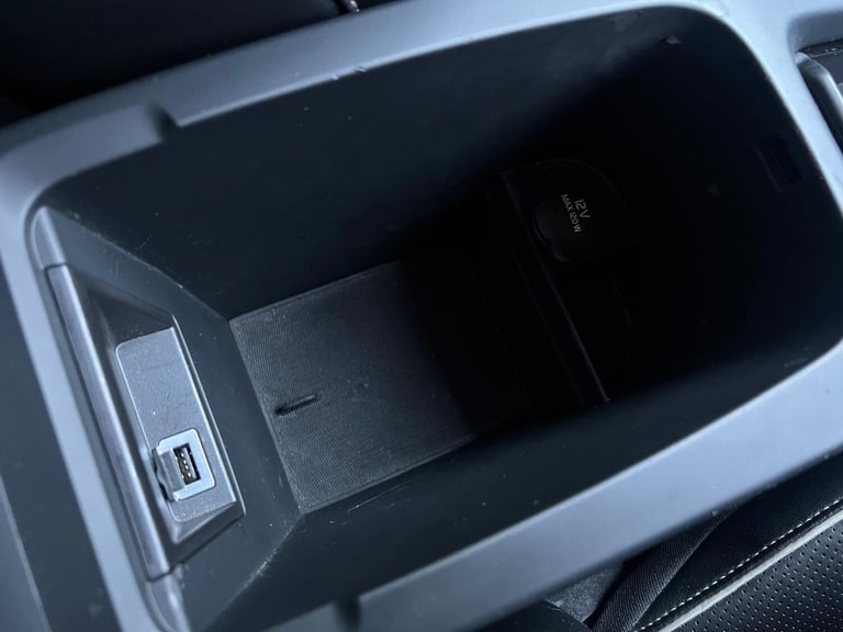 2018 Volvo V40 2.0 T2 R-Design Euro 6 (s/s) 5dr HATCHBACK Petrol Manual