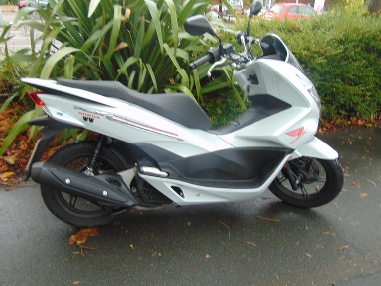 Honda WW125 EX2-H PCX125 Automatic Scooter 2018 low miles super commuter learner