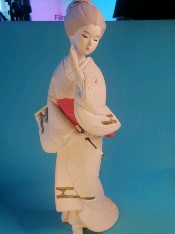 Vintage Big 14-inch Geisha sculpture. 