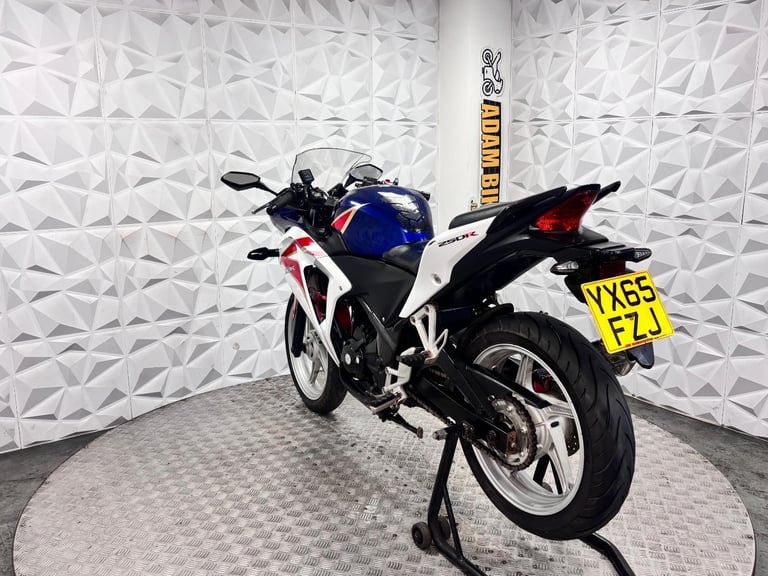 2015 Honda CBR250R | *WARRANTY PROVIDED*