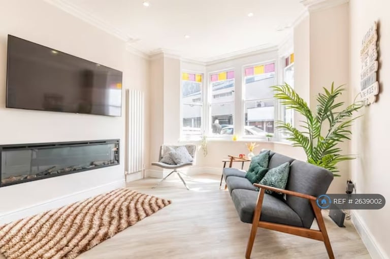 2 bedroom flat in San Remo Parade, Westcliff-On-Sea, SS0 (2 bed) (#2639002)