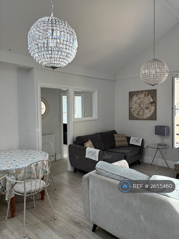 3 bedroom flat in Kent Place, Ramsgate, CT11 (3 bed) (#2655460)