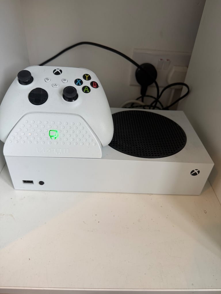 Xbox series S + controller and Venom Charging Dock