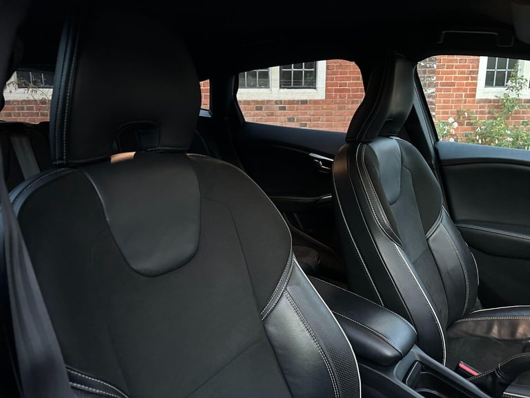 2017 Volvo V40 2.0 T2 R-Design Euro 6 (s/s) 5dr HATCHBACK Petrol Manual