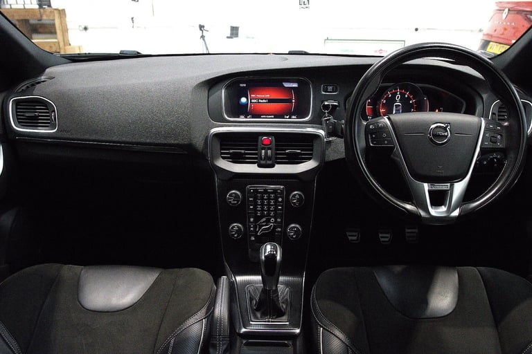 2017 Volvo V40 2.0 T2 R-Design Nav Plus Euro 6 (s/s) 5dr HATCHBACK Petrol Manual