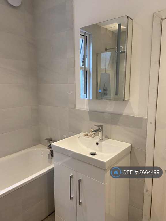 2 bedroom flat in Fleeming Road, London, E17 (2 bed) (#2664499)