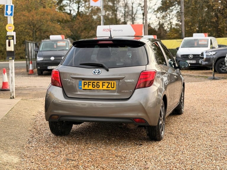 2016 Toyota Yaris 1.5 VVT-h Design E-CVT Euro 6 5dr Hatchback Automatic