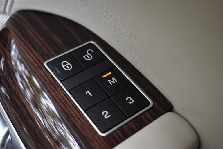 2014 Land Rover Range Rover V8 AUTOBIOGRAPHY+11 Services carried out! Estate Petrol Automatic