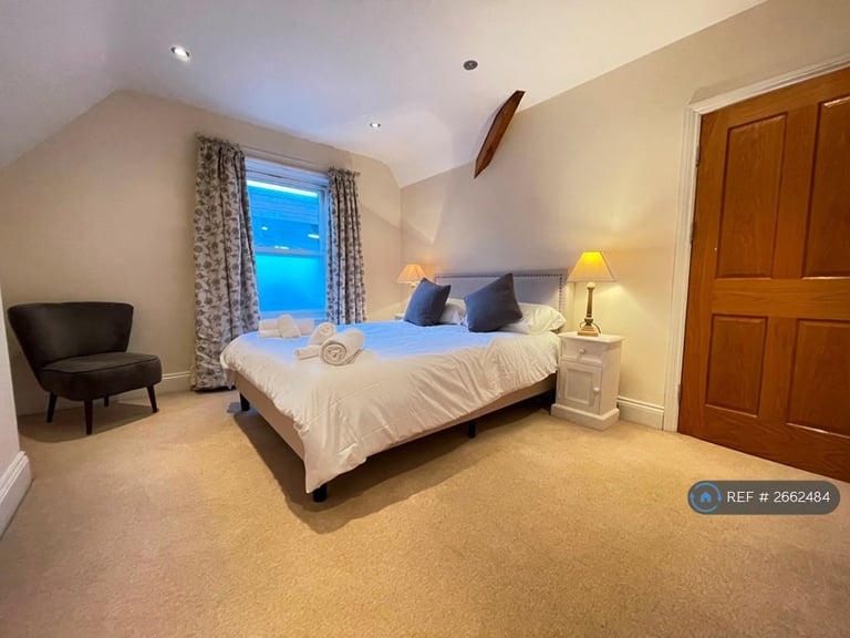 3 bedroom flat in Cheltenham Crescent, Harrogate, HG1 (3 bed) (#2662484)