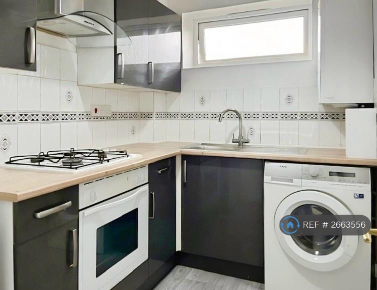 2 bedroom flat in Pineridge Gardens, Reading, RG30 (2 bed) (#2663556)