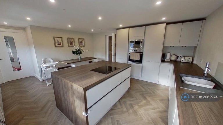 3 bedroom flat in Cavalry Park Drive, Edinburgh, EH15 (3 bed) (#2662974)