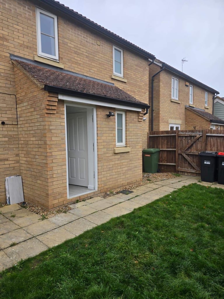 🌟 NEWLY-REFURBISHED 3/4 BED SEMI-DETACHED HOUSE – OXLEY PARK, MK4 🌟 Available Now – £1,695 pcm ***