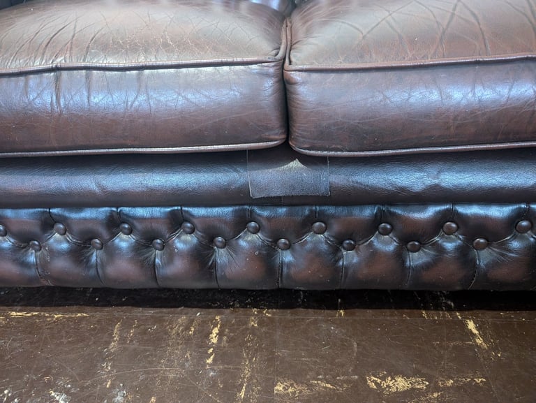 Superb Thomas Lloyd 2 seater chesterfield sofa in excellent condition.