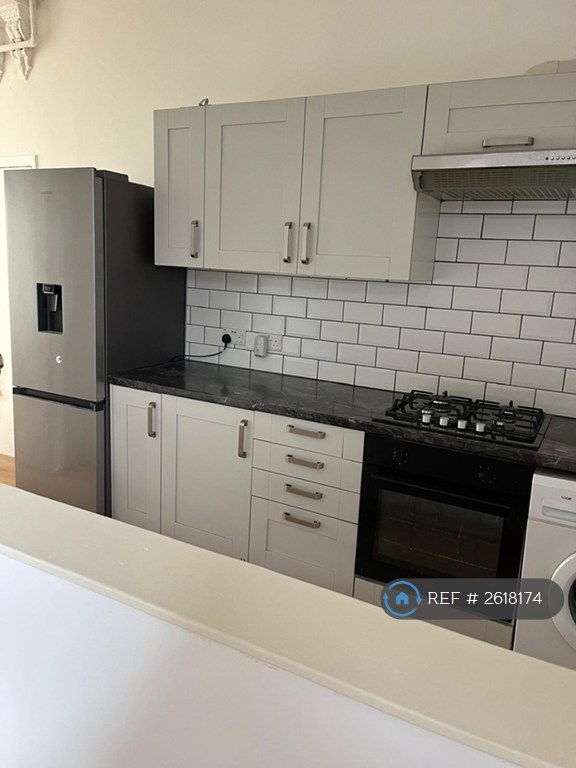 2 bedroom flat in Ballards Lane, London, N3 (2 bed) (#2618174)