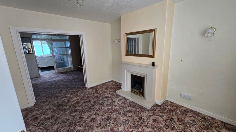 3 Bedroom Semi-Detached House with Garage and Gardene & Garden