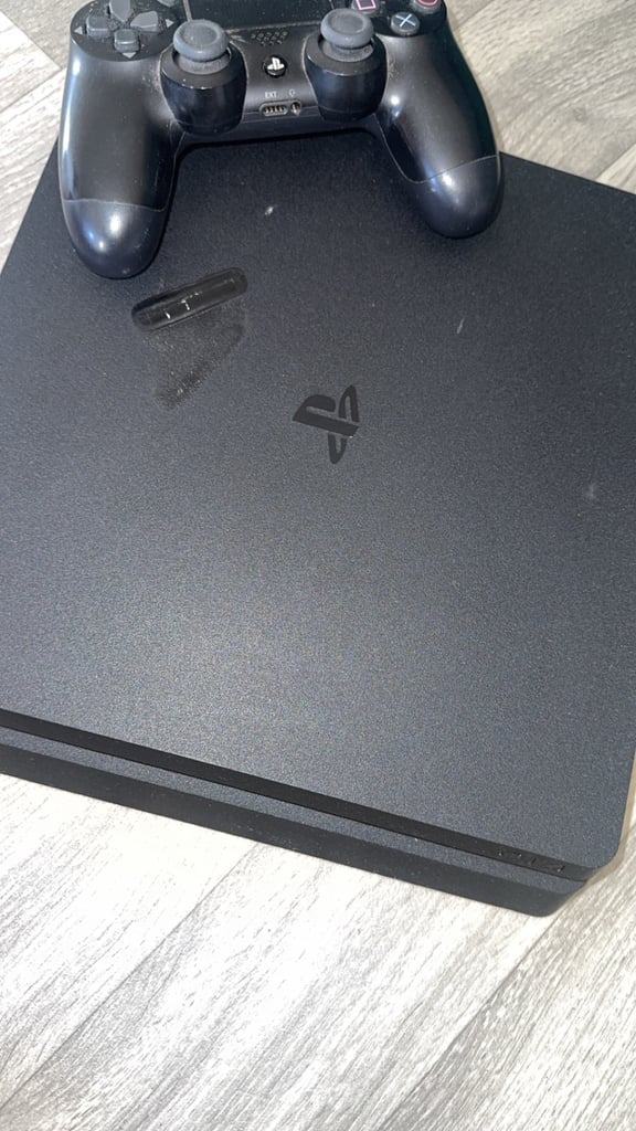 PS4 slim, 1 controller, 7 games, hdmi cable 