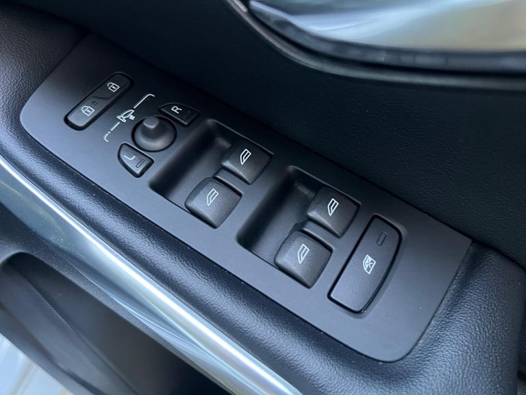 2018 Volvo V40 2.0 T2 R-Design Euro 6 (s/s) 5dr HATCHBACK Petrol Manual