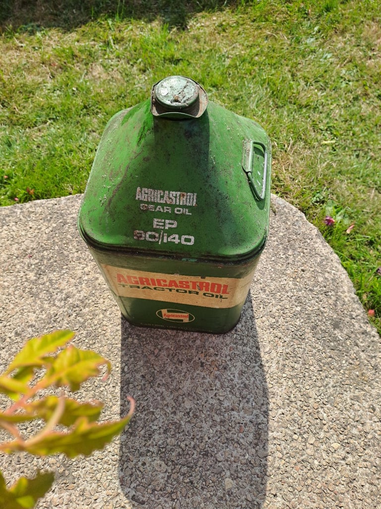 Vintage oil can good condition with screw cap top great for man cave .