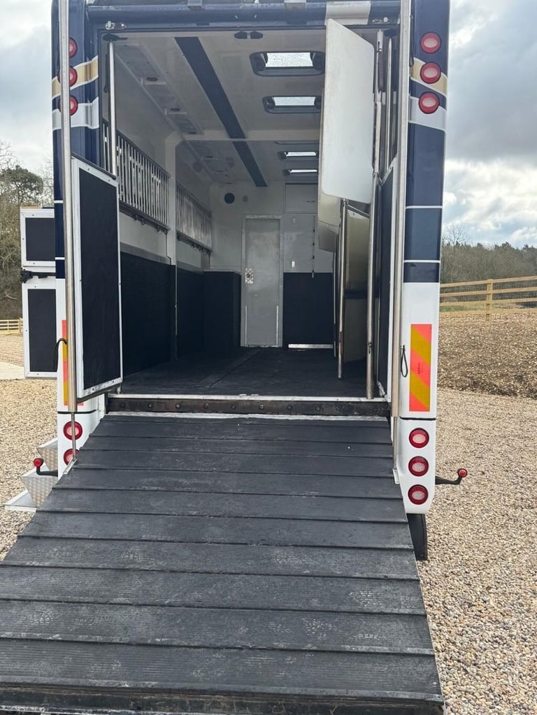 2007 Iveco STRALIS 7 HORSE LEHEL HORSEBOX Diesel Automatic