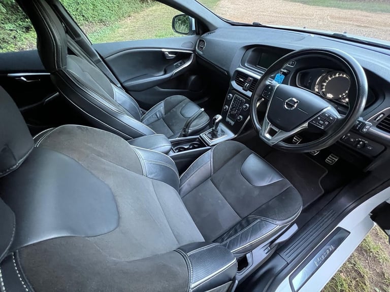 2018 Volvo V40 2.0 T2 R-Design Euro 6 (s/s) 5dr HATCHBACK Petrol Manual
