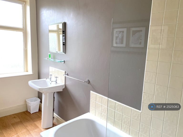 1 bedroom flat in Langcliffe Avenue East, Harrogate, HG2 (1 bed) (#2525083)