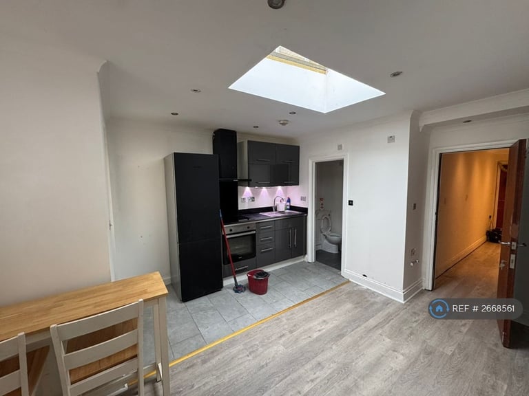 Studio flat in Brookhill Road, London, SE18 (#2668561)