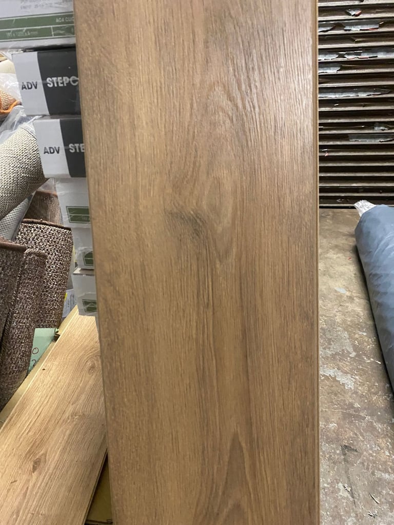 LAMINATE FLOORING £24 PER 1.86m2 PACK (RRP £32). LOCAL DELIVERY OPTION.