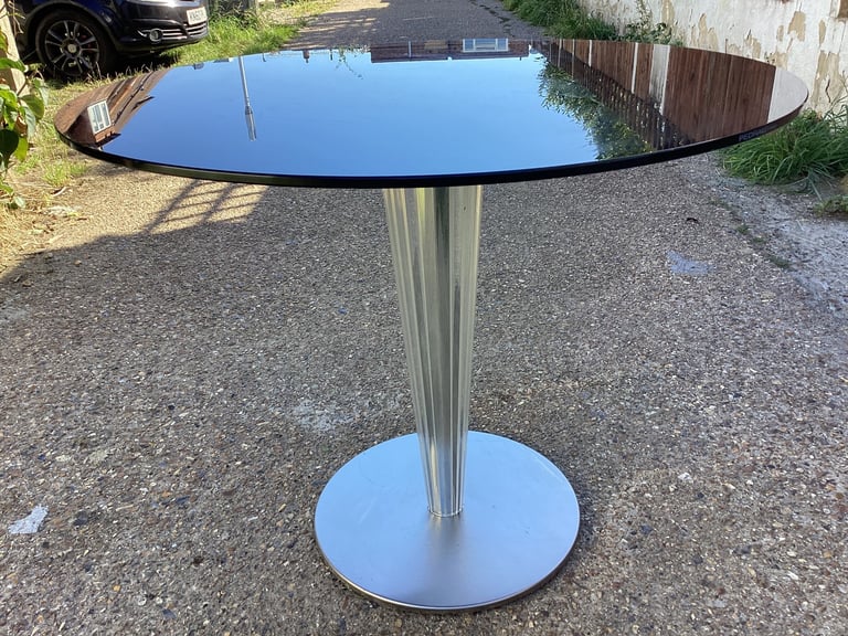 Restaurant large and small round tables with tempered glass excellent condition 