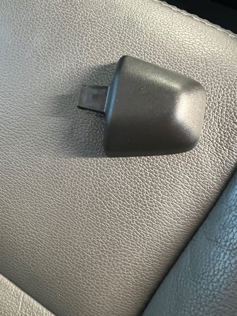 Side window hinge cover