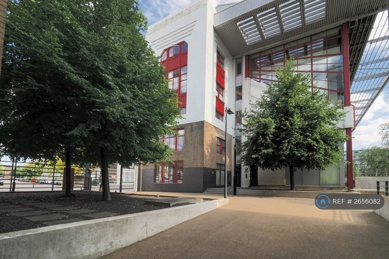 2 bedroom flat in Highbury Stadium Square, London, N5 (2 bed) (#2656082)