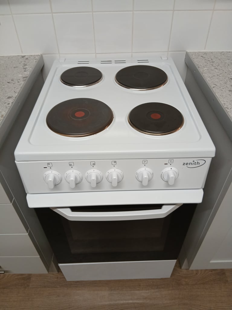 Free standing electric cooker