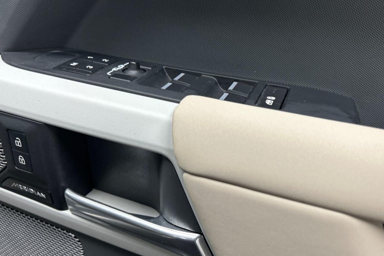  Land Rover Defender 130 3.0 D300 MHEV X-Dynamic SE SUV 5dr Diesel Auto 4WD Euro 6 (s/s) (300 ps)...