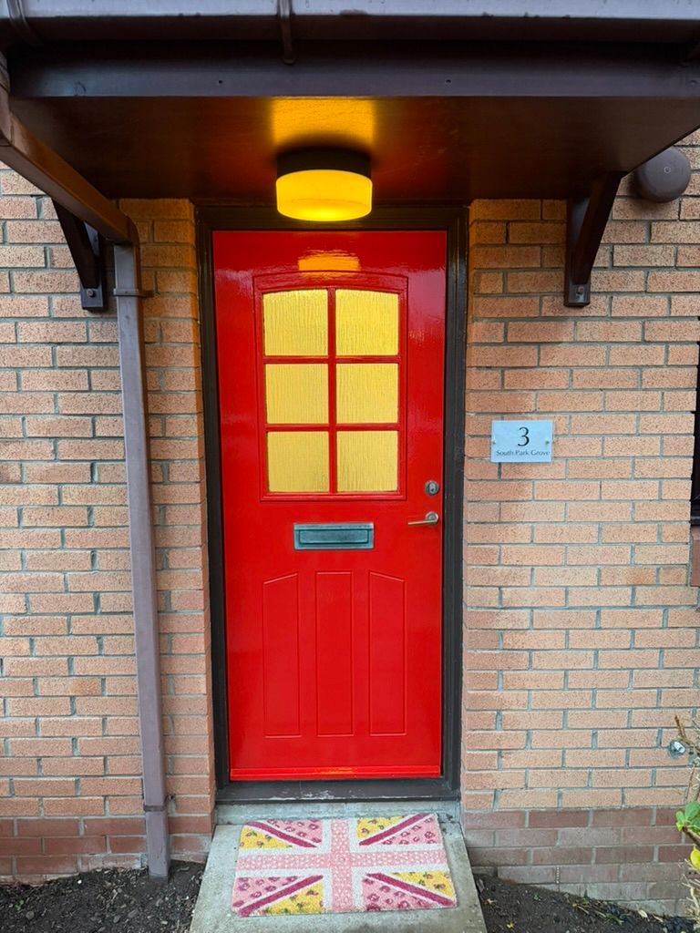 Hamilton, South Park Grove, unfurnished, 2 bed (1 with with en-suite), main door flat to LET